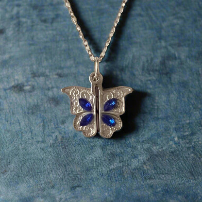 🦋✨ Butterfly Love Pendant Necklace